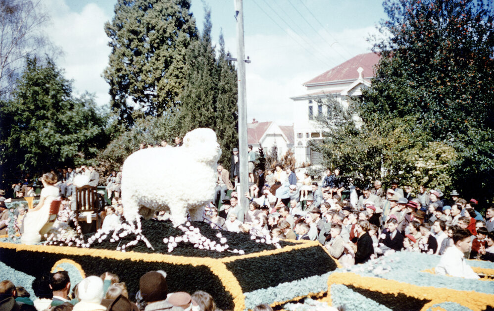 De Pelichet McLeod Float - Hastings Blossom Festival Parade 1956