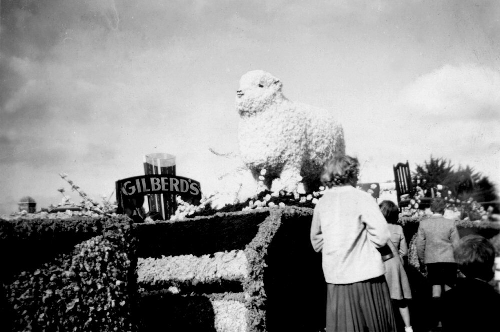 De Pelichet McLeod Float - Hastings Blossom Festival Parade 1956