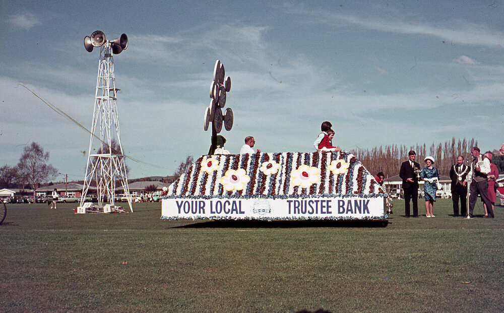 Money Tree Float 1967
