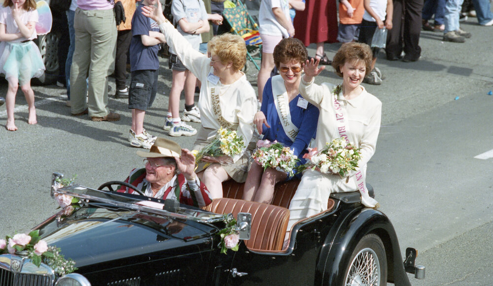 MG With Blossom Queens 1999