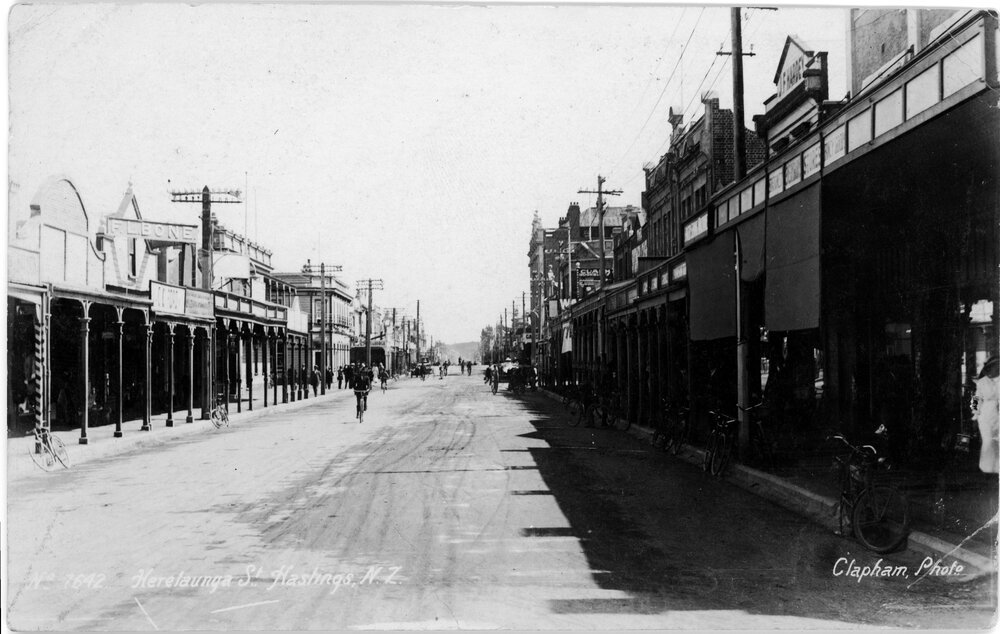 Heretaunga Street East, Looking West