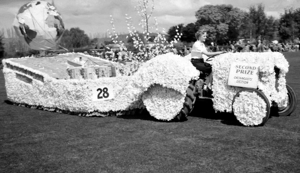 St Georges Road Orchardists Float 1956