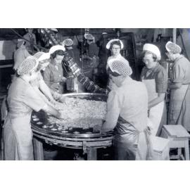 Canning Peaches at Wattie's 