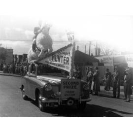Singer Hunter Float 1955